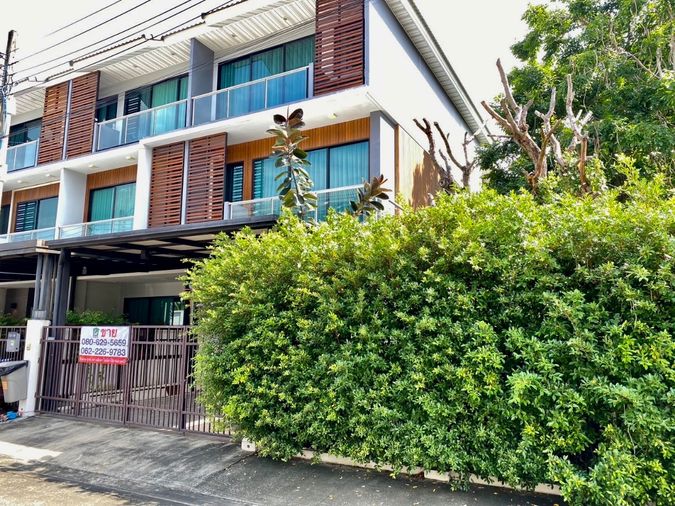 3-bed townhouse for sale, 160 sqm, 47 sq wah, Supalai Essence Ladprao