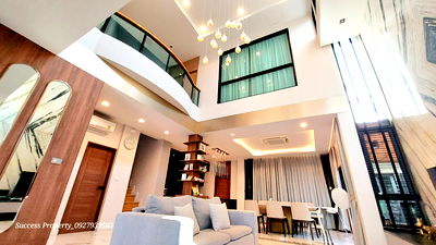 ขายบ้านเดี่ยว : ขายบ้านเดี่ยว 3 ชั้น หลังริมติดสโมสร สระว่ายน้ำ หมู่บ้าน ศุภาลัย เอสเซ้นส์ อยู่หน้าโครงการมีระบบความปลอดภัย 24 ชม. CCTV ทุกมุมของโครงการ