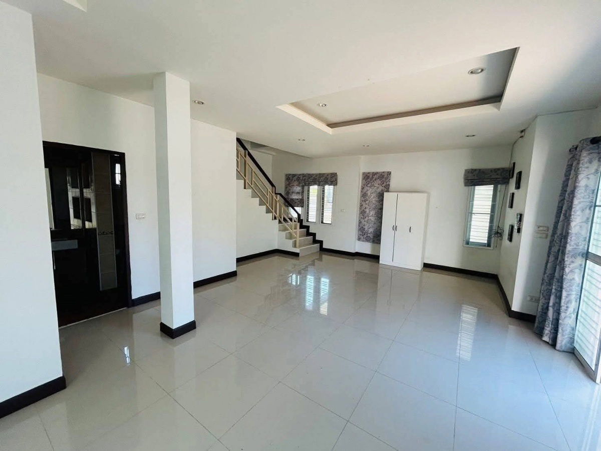 รูป ให้เช่า บ้านเดี่ยว 2 ชั้น 50- ตร.วา รีโนเวทใหม่ ติดถนนสุขุมวิท เพียง 50 ม. (เลี้ยงสัตว์ได้ )
 - รูปที่ 3/10