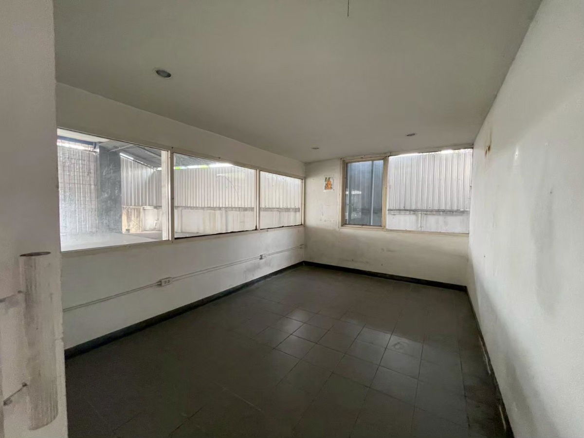 รูป ให้เช่า โชว์รูมพร้อมโกดังเปล่า พื้นที่900ตรม. ทำเลอ้อมน้อย อ้อมใหญ่ - รูปที่ 9/10