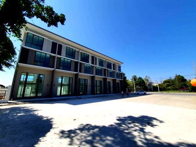 Houses for rent Modern Gems Shopping Mall : Home Office For Rent PATIO Ladkrabang - Moterway Bangkok