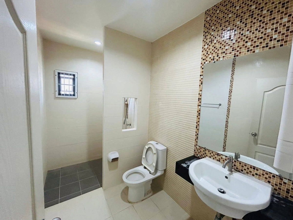 รูป ให้เช่า บ้านเดี่ยว 2 ชั้น 50- ตร.วา รีโนเวทใหม่ ติดถนนสุขุมวิท เพียง 50 ม. (เลี้ยงสัตว์ได้ )
 - รูปที่ 10/10