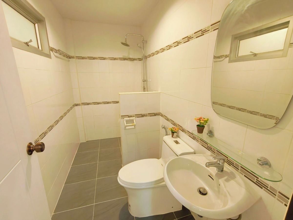 รูป บ้านโซนลาดกระบัง  ถนนฉลองกรุง  หมู่บ้านราชพฤกษ์ รีโนเวทใหม่  ใกล้นิคมอุตสาหกรรมลาดกระบัง นัดชมเลย 085-318-6868 - รูปที่ 12/23