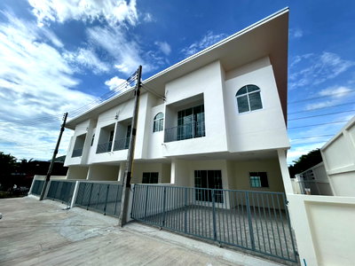 Townhouses for sale Laem Chabang : Corner Townhouse with a Private-Home Feel | Minimalist Design | Sriracha, Chonburi  FOR SALE: Private 8 Khao Nam Sup, Sriracha, Chonburi | #TPI-2525