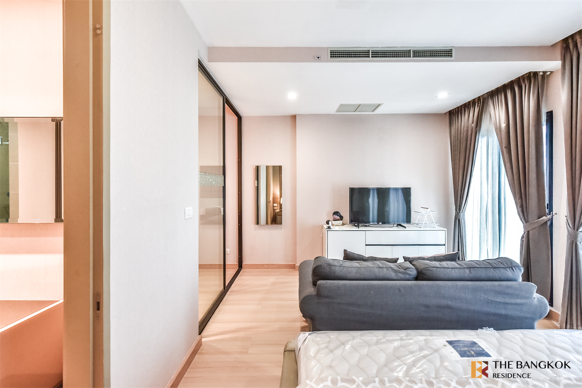 picture Noble Ploenchit near BTS Phloen Chit Book before anyone else - 9/10