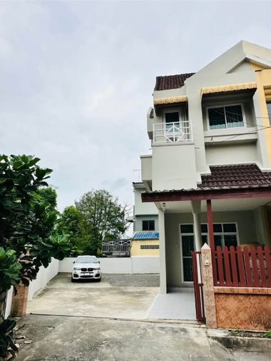 ให้เช่า ทาวโฮม สไตล์บ้านเดี่ยว 2ชั้นครึ่ง หลังมุม สวนสยาม เสรีไทย ใกล้มอเตอร์เวย์, แฟชั่นไอส์แลนด์