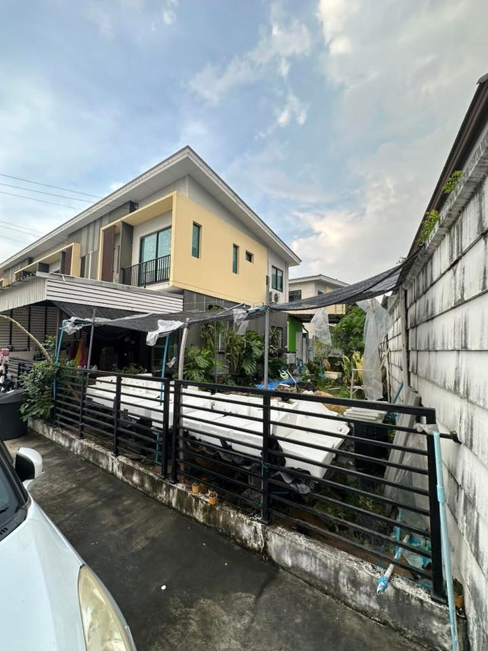 รูป หลังมุม พื้นที่ข้างบ้านเดิมๆ ขายบ้านเดอะคอนเนค 33 ราคา 3.6 ล้าน (ราคาคุยกันได้) เท่านั้น - เดอะ คอนเนค อ่อนนุช-วงแหวน - รูปที่ 2/5