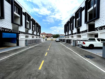 เช่าโฮมออฟฟิศ กรุงเทพมหานคร : โฮมออฟฟิศรามอินทรา พื้นที่กว้าง จอดรถได้เยอะ แอร์ครบ ใกล้รถไฟฟ้า 900 เมตร นัดชมโทรได้เลยครับ