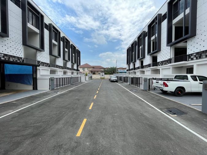 โฮมออฟฟิศรามอินทรา พื้นที่กว้าง จอดรถได้เยอะ แอร์ครบ ใกล้รถไฟฟ้า 900 เมตร นัดชมโทรได้เลยครับ