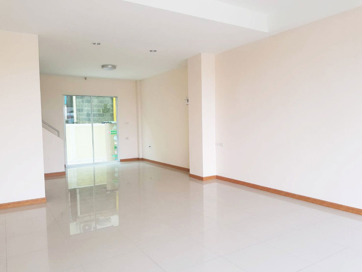 รูป ให้เช่าอาคารพาณิชย์ หน้ากว้าง  5 เมตร ทำเลติดถนน จอดรถสะดวก ใกล้ตลาดลาดสวาย รังสิต ลำลูกกา ปทุมธานี มีแอร์ห้องนอน - รูปที่ 3/11