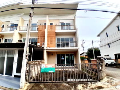 ทาวน์โฮม ถนนประดิษฐ์มนูธรรม : ทาวน์เฮ้าส์ สำหรับขาย อยู่เย็น ดีลักซ์ ทาวน์ ท่าแร้ง เขตบางเขน กรุงเทพมหานคร