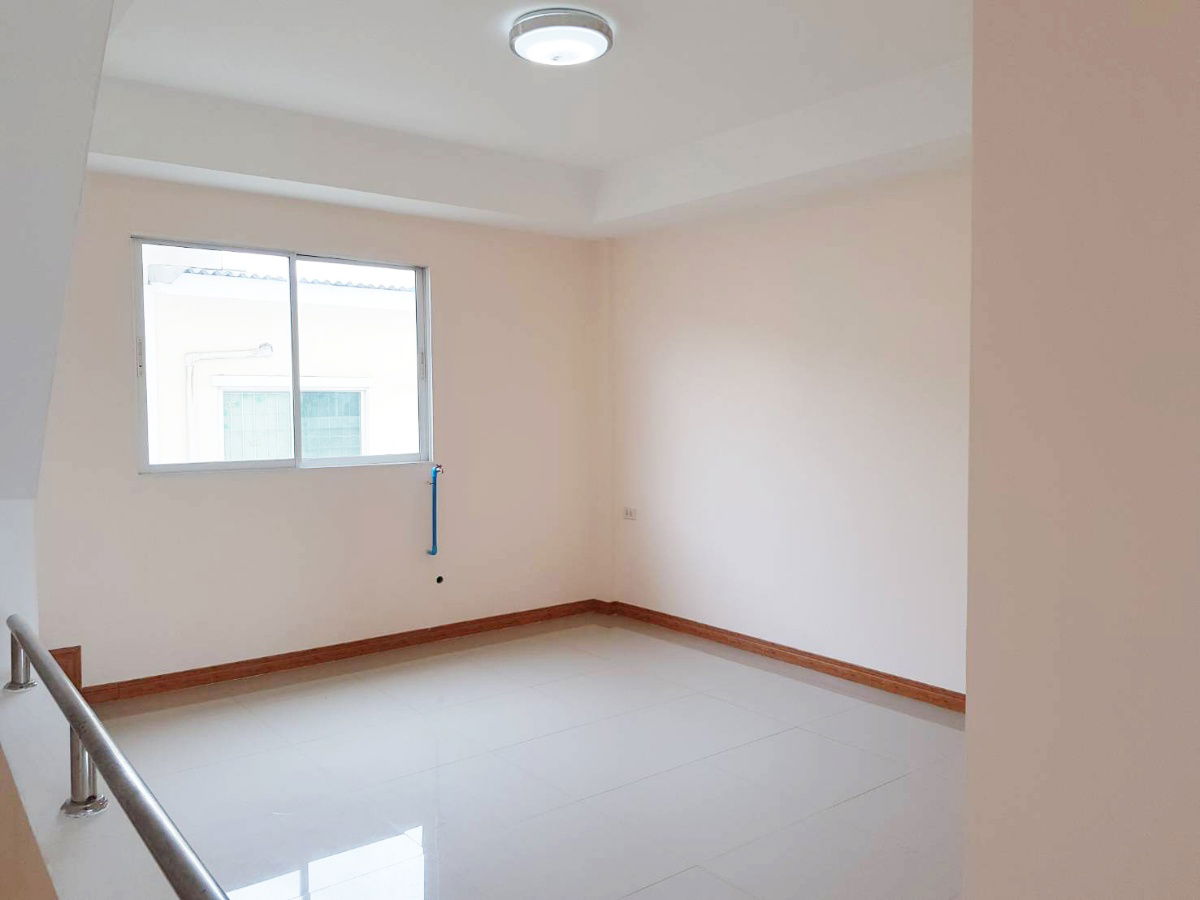 รูป ให้เช่าอาคารพาณิชย์ หน้ากว้าง  5 เมตร ทำเลติดถนน จอดรถสะดวก ใกล้ตลาดลาดสวาย รังสิต ลำลูกกา ปทุมธานี มีแอร์ห้องนอน - รูปที่ 6/11