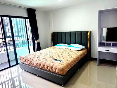 เช่าทาวน์โฮม ถนนวิภาวดีรังสิต : ให้เช่าทาวเฮ้าส์ใกล้ MRTห้วยขวาง 3ห้องนอน  2ห้องน้ำเฟอร์นิเจอร์ครบทุกห้องห้องครัว  โซฟา เตาดูดควัน โต๊ะทานอาหาร  ตู้เย็น เตียงนอน