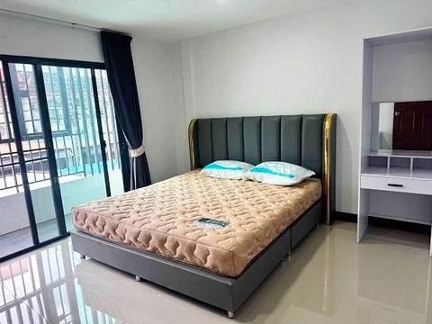 Townhouse for rent in Huai Khwang, 20 sq wah, near MRT Huai Khwang. 3 bedrooms, 2 bathrooms, fully furnished.
