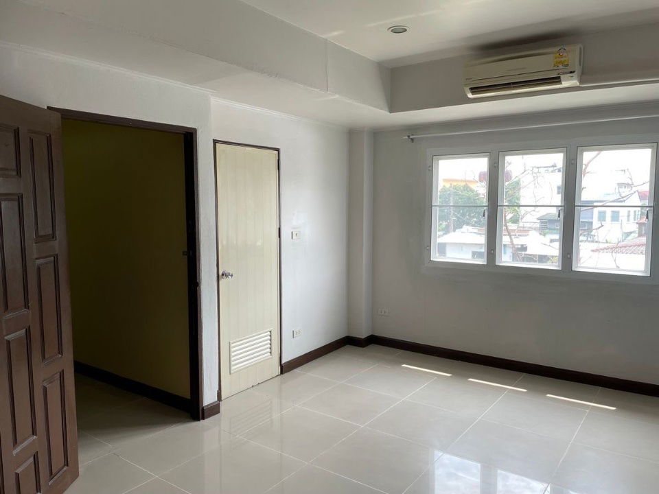 รูป ให้เช่าทาวเฮาส์3 ชั้น  หลังมุม 4 ห้องนอน ลาดปลาเค้า ซอย 72 - รูปที่ 23/23