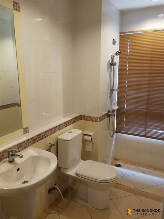 picture ð  3-Storey Townhome, Baan Klang Muang SathornâTaksin 1 in the heart of SathornâTaksin area, near BTS Wutthakat - 9/11