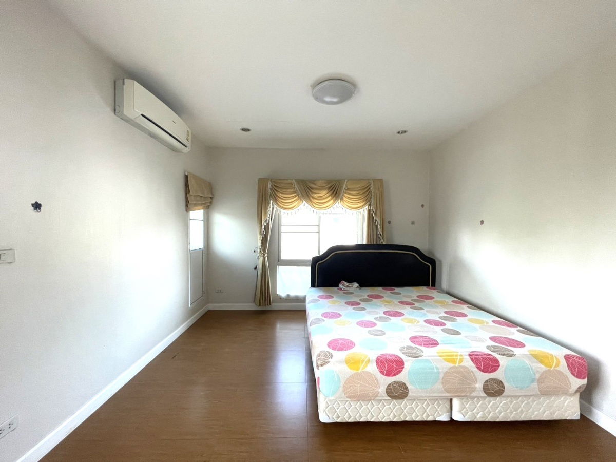 picture Two storey house for rent with 3 bedrooms,3 toilets and 1 kitchen. - 10/24