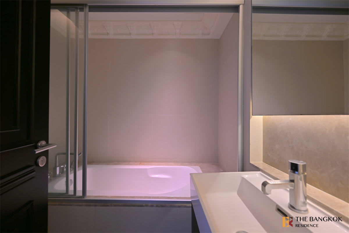 picture The Lumpini 24 Ultimate Luxury Lifestyle with Convenience - 6/10