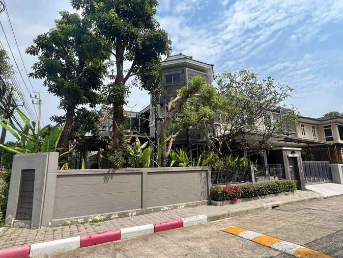 ให้ เช่า บ้านหรูทำเลดี 4 นอน 4 น้ำ หมู่บ้าน Golden Nakara อ่อนนุช 65- พระราม 9-มอเตอร์เวย์ 114 ตรว 2 ชั้น