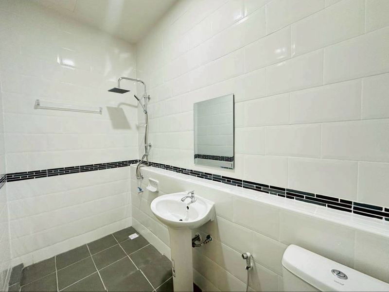 รูป ให้เช่าทาวน์โฮมใหม่ เดอะพีค มาบยางพร ซ่อย2 - รูปที่ 6/8