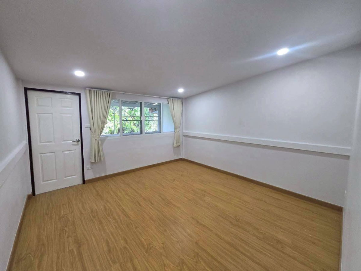 picture Two-story townhouse for rent with 4 bedrooms,2 toilets and 1 kitchen.  - 14/19