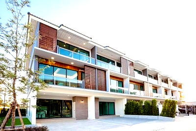 เช่าทาวน์โฮม คริสตัล ดีไซน์ เซ็นเตอร์ : ให้เช่า ทาวโฮม3ชั้นใกล้เดอะมอลล์บางกะปิขนาด220  ตรม 4 ห้องนอน3 ห้องน้ำ5 แอร์เฟอร์เครื่องใช้ไฟฟ้าครบ