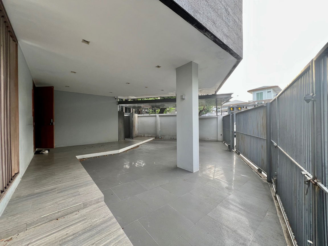 รูป ให้เช่าบ้านเดี่ยว 3 ชั้น สไตล์ Pool Villa โครงการ The Honor บ้านหรูหลังใหญ่ สระว่ายน้ำส่วนตัว ทำเลเลียบด่วน เอกมัย–รามอินทรา เลี้ยงสัตว์ได้ - รูปที่ 2/46