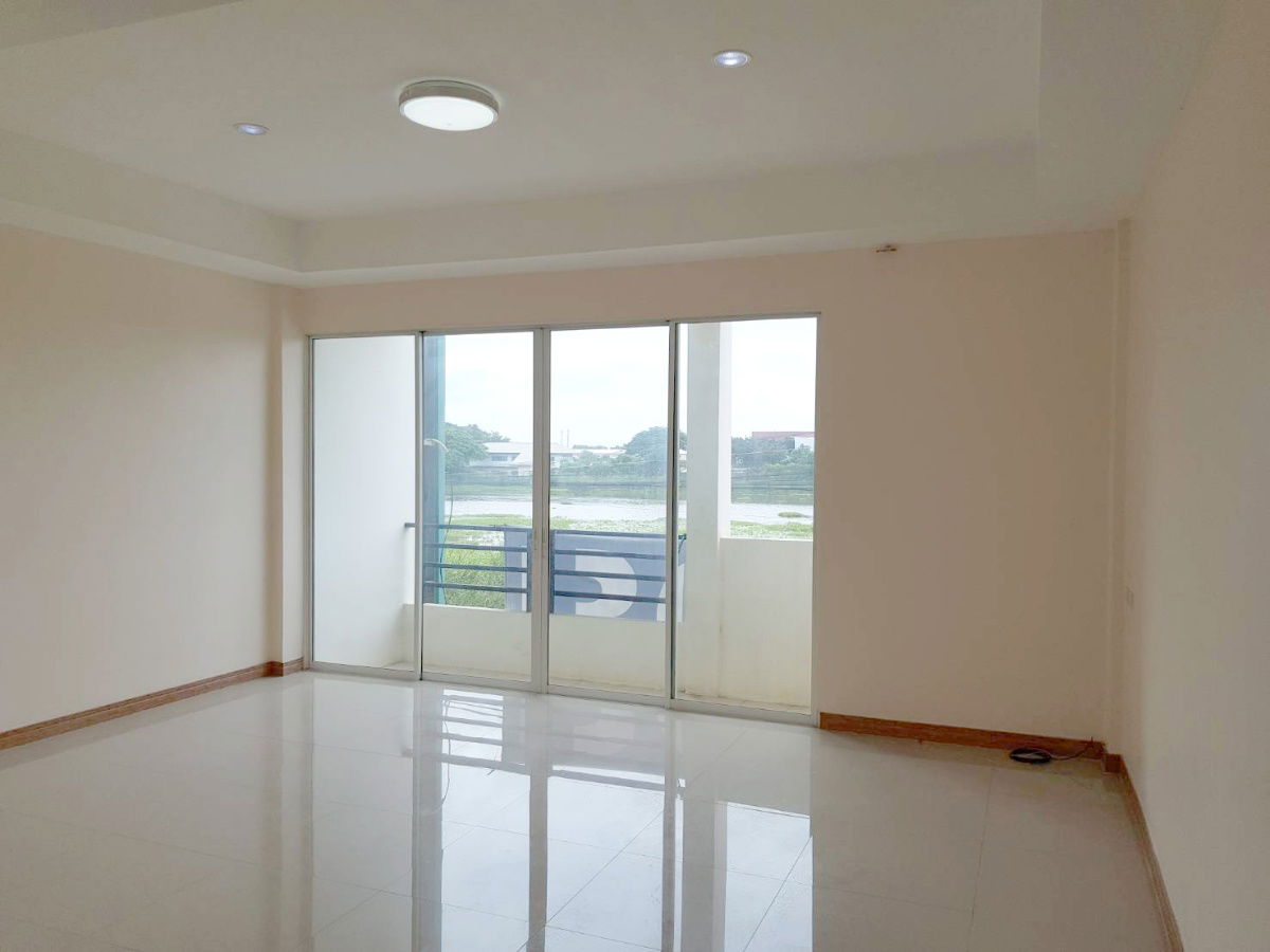 รูป ให้เช่าอาคารพาณิชย์ หน้ากว้าง  5 เมตร ทำเลติดถนน จอดรถสะดวก ใกล้ตลาดลาดสวาย รังสิต ลำลูกกา ปทุมธานี มีแอร์ห้องนอน - รูปที่ 5/11