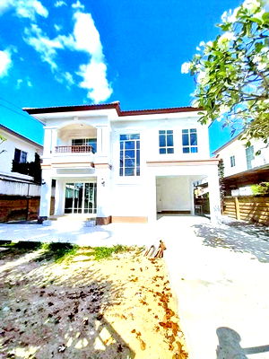 เช่าบ้านเดี่ยว เขตประเวศ : ให้เช่าบ้านเดี่ยว 2 ชั้น สุดหรู เฉลิมพระเกียรติ ร. 9 ซอย 87 คฤหาสน์ พร้อมเฟอร์ฯ 62ตร.วา. เดอะ พาซิโอ มอลล์ 3.2 กม. ARL บ้านทับช้าง 900ม.