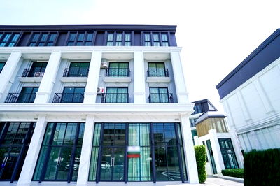 เช่าอาคารพาณิชย์ กรุงเทพมหานคร : MRT ศรีนุช 1.32 กม. โชว์รูม คลีนิค ให้เช่าอาคารพาณิชย์ 4.5 ชั้นใหม่ 18 ตร.วา. 300 ตร.ม. 3 นอน 4 น้ำ ธัญญะ ช็อปปิ้ง พาร์ค 1.6 กม.