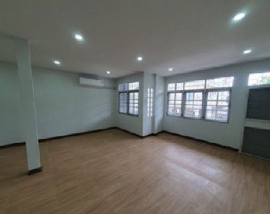 รูป ให้เช่าบ้านเดี่ยว / Home Office 2 ชั้น ซอยรัชดาภิเษก 3 ใกล้ MRT พระราม 9 / แอร์ 6 เครื่อง / จอดรถ 4-6 คัน / เป็น Home Office จดบริษัทได้ - รูปที่ 4/13