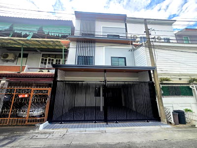 ทาวน์โฮม เขตหลักสี่ : ทาวน์โฮม3ชั้น ตกแต่งรีโนเวทใหม่ พื้นที่กว้างขวาง ทำเลดี พร้อมอยู่ ถนนวิภาวดีรังสิต ซอย58 แยก2 บางเขน