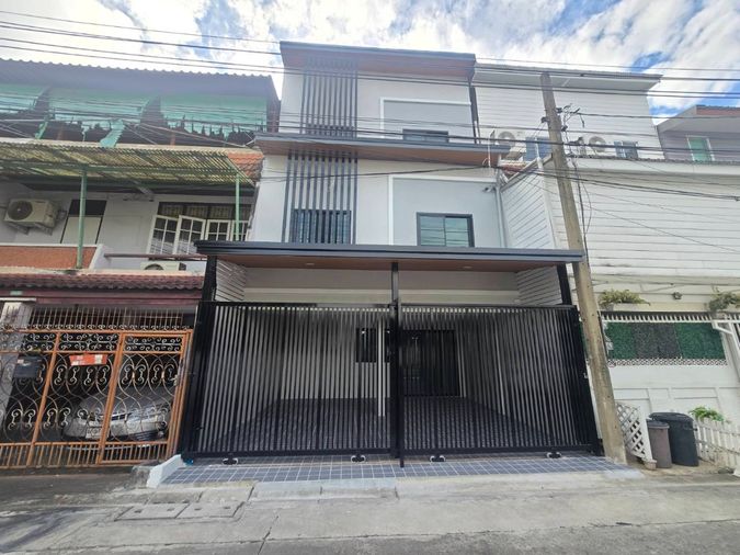 ลดราคาพิเศษ.ทาวน์โฮม3ชั้น ตกแต่งรีโนเวทใหม่ พื้นที่กว้างขวาง ทำเลดี พร้อมอยู่ ถนนวิภาวดีรังสิต ซอย58 แยก2 บางเขน