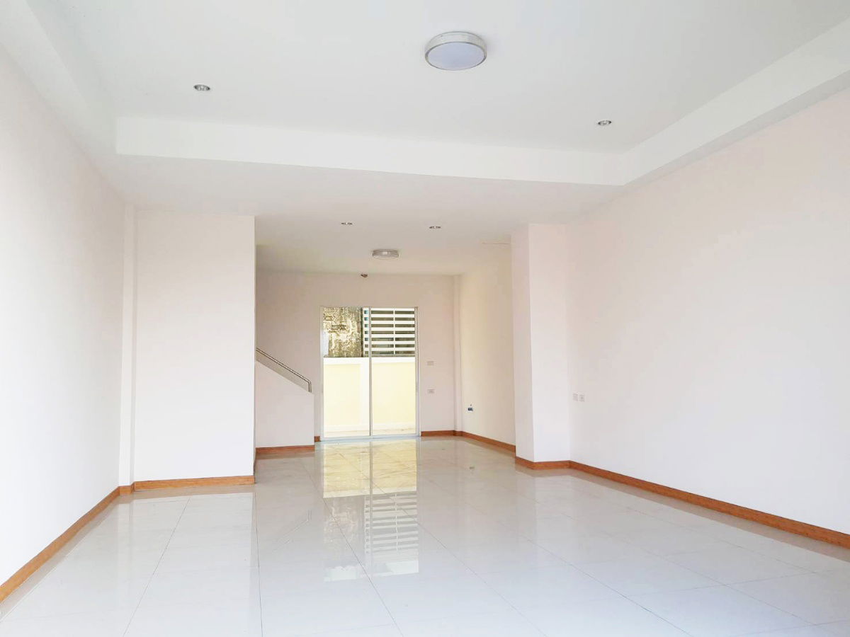 รูป ให้เช่าอาคารพาณิชย์ หน้ากว้าง  5 เมตร ทำเลติดถนน จอดรถสะดวก ใกล้ตลาดลาดสวาย รังสิต ลำลูกกา ปทุมธานี มีแอร์ห้องนอน - รูปที่ 2/11