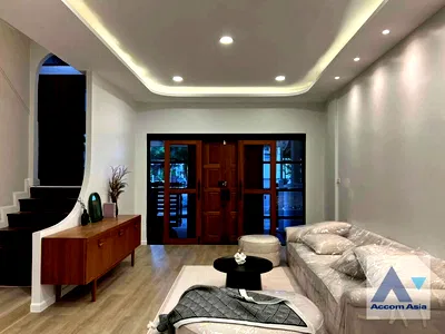 Townhouses for rent Watthana : 🔼🔽 AccomA 📩 Home Office 5 BR Townhouse in Khlong Tan Nuea (AA44856)