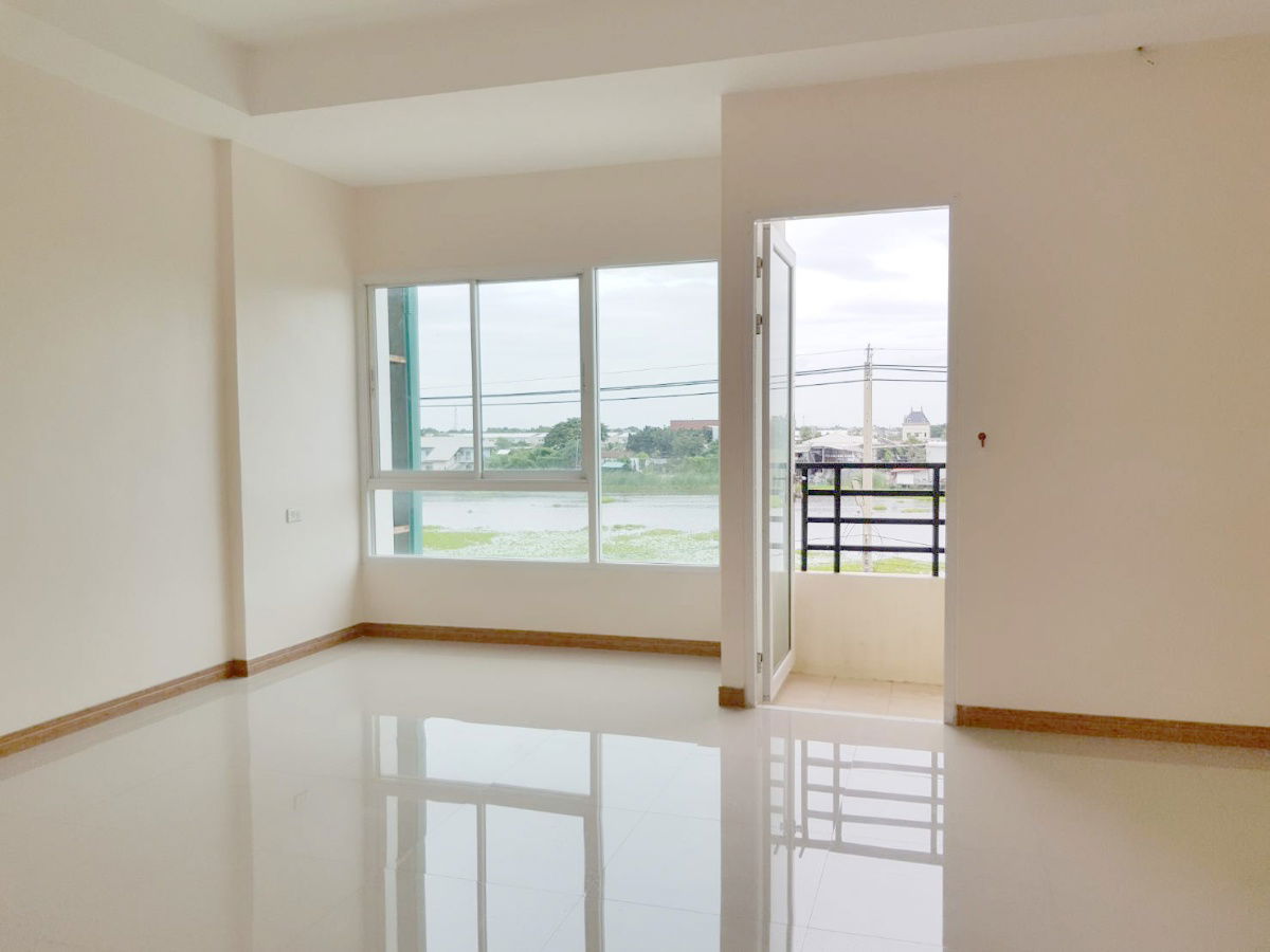 รูป ให้เช่าอาคารพาณิชย์ หน้ากว้าง  5 เมตร ทำเลติดถนน จอดรถสะดวก ใกล้ตลาดลาดสวาย รังสิต ลำลูกกา ปทุมธานี มีแอร์ห้องนอน - รูปที่ 7/11