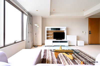 คอนโดให้เช่า :  The Emporio Place 💫 High-Floor Unit with Good View 🌃 Near BTS Phrom Phong 