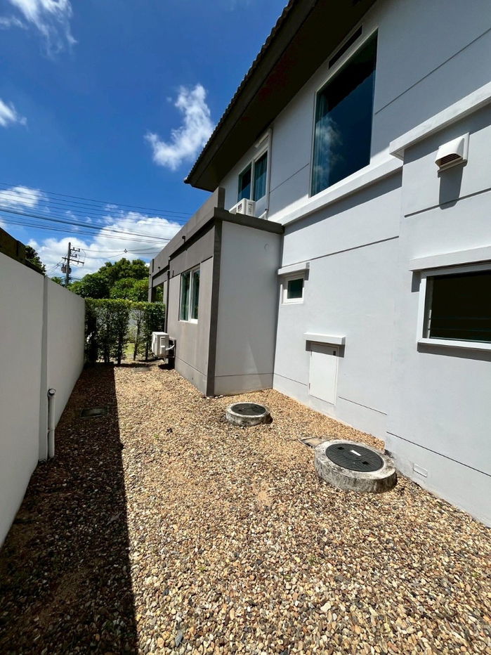 picture  Two storey house for rent with 3 bedrooms,3 toilets and 1 kitchen.  - 26/32