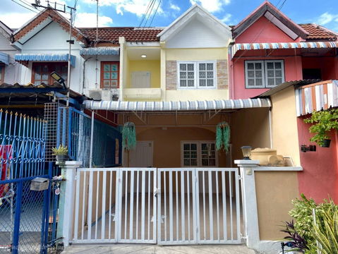 ทาวน์เฮ้าส์ รีโนเวทใหม่ พร้อมเฟอร์ฯ หมู่บ้าน พูนผลนิเวศน์  ลำลูกกาคลอง 1 ลำสามแก้ว ซอยวัดลาดสนุ่น คูคต ลำลูกกา ปทุมธานี