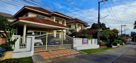 ขายบ้านเดี่ยว 2 ชั้น หมู่บ้านมนตรีปาร์ค ศรีราชา พื้นที่ 80.1 ตรว. ทำเลดี ใกล้ถนนสุขุมวิท เดินทางสะดวก เพียง 4.5 ล้าน