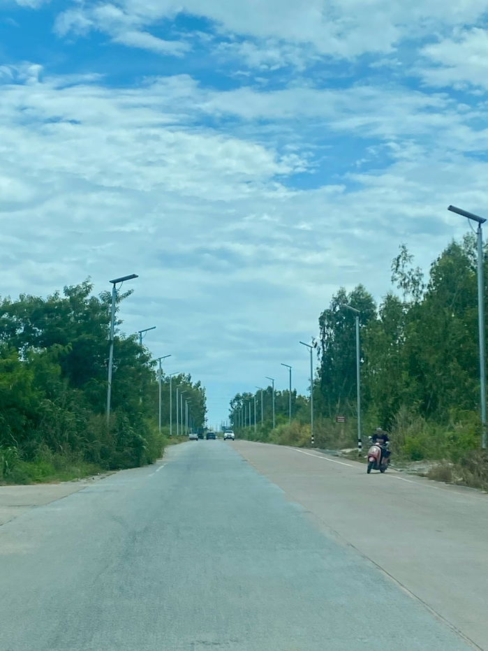 picture Urgent Sale! Filled land located near Bang Phra Reservoir, close to the Bangkok–Pattaya Motorway (M7). Land area: 9 rai, 1 ngan, 69.7 square wah. - 5/6