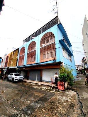 ทาวน์โฮมให้เช่า : ให้เช่า ตึกแถวทำเลทอง ห่าง BTS อุดมสุข 450 เมตร เดินไปเพียง 7 นาที!!   พิเศษ คือมี 3 คูหาติดกัน จำนวน 4 ชั้น