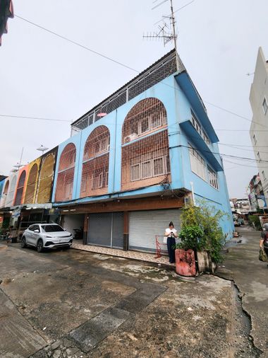 FOR RENT: Prime 3-Unit Commercial Building in a Golden Location – Only 450m (7-Min Walk) from BTS Udom Suk