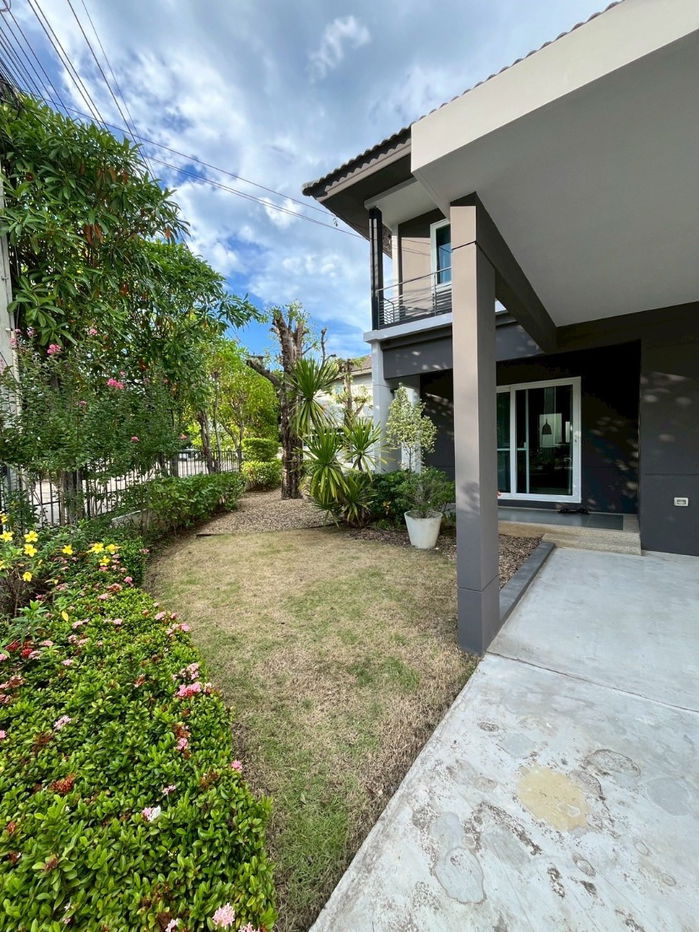 picture  Two storey house for rent with 3 bedrooms,3 toilets and 1 kitchen.  - 2/32