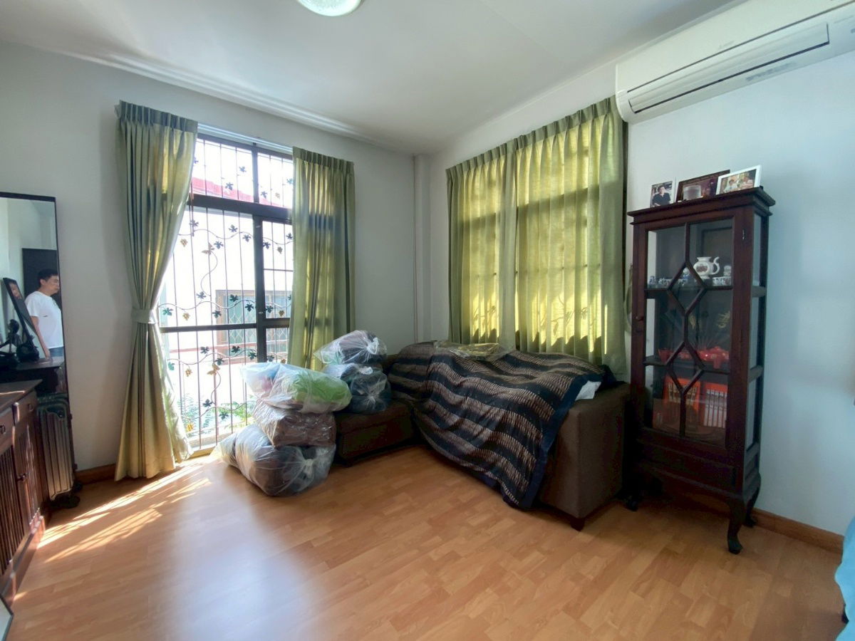 picture 2-Storey Corner Townhouse for Sale Located in Chirawadee Village, Soi Nonthaburi 8.  ready to move in. Land area: 33 square wah. - 9/12