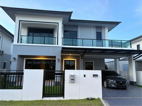 บ้านให้เช่า/For Rent 
บ้านเดี่ยว 2 ชั้น 55 ตร.วา พร้อมอยู่ 3 ห้องนอน 3 ห้องน้ำ แวดล้อมไปด้วยสถานที่สำคัญ เดินทางสะดวกสบาย สิ่งอำนวยความสะดวกครบครัน