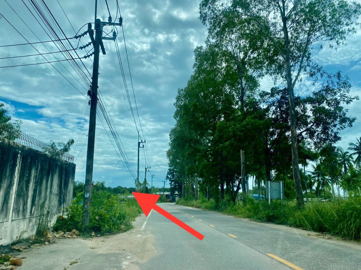 picture Urgent Sale! Filled land located near Bang Phra Reservoir, close to the Bangkok–Pattaya Motorway (M7). Land area: 9 rai, 1 ngan, 69.7 square wah. - 4/6