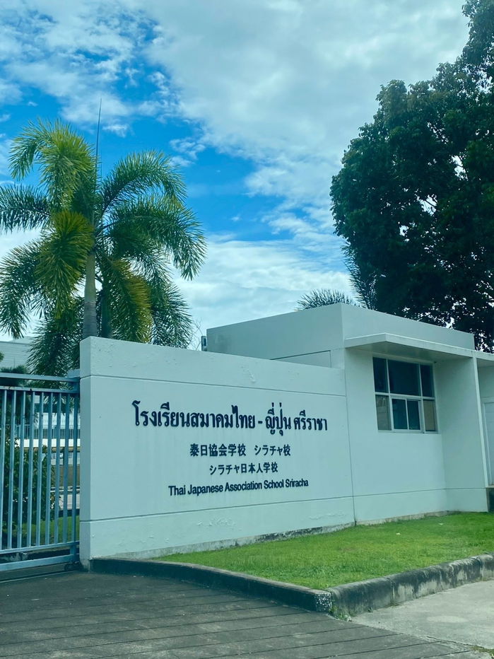 picture Urgent Sale! Filled land located near Bang Phra Reservoir, close to the Bangkok–Pattaya Motorway (M7). Land area: 9 rai, 1 ngan, 69.7 square wah. - 2/6