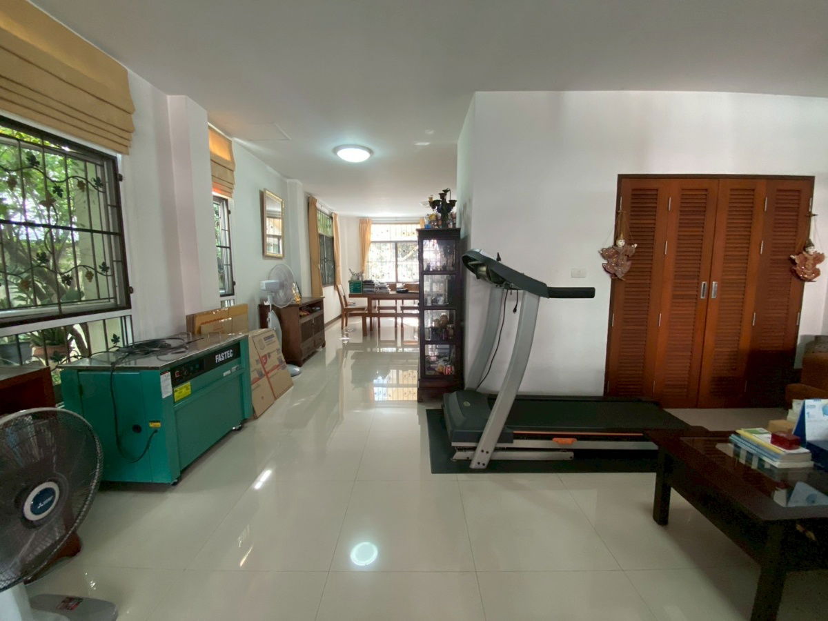 picture 2-Storey Corner Townhouse for Sale Located in Chirawadee Village, Soi Nonthaburi 8.  ready to move in. Land area: 33 square wah. - 12/12