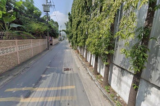 picture Beautiful land for sale, Lat Phrao Soi 1, not deep into the alley, near Phahonyothin and Vibhavadi Roads. - 1/3